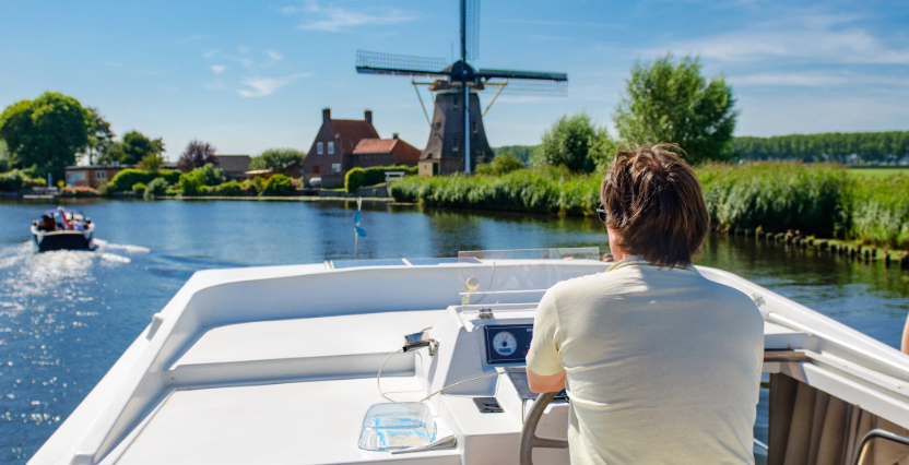 Boot vaart door het water
