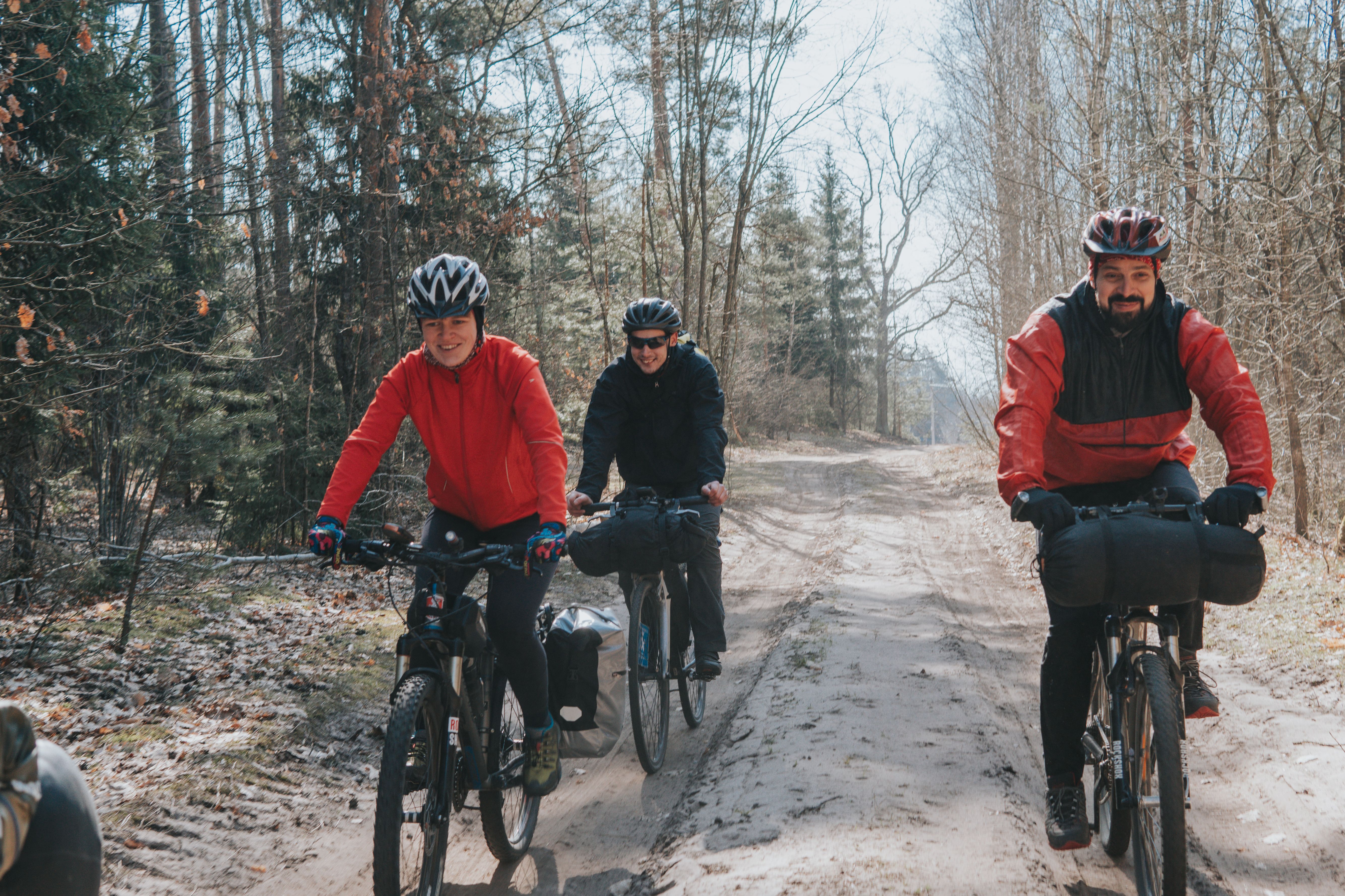 Fietsers in het bos met een fietsverzekering in Gelderland