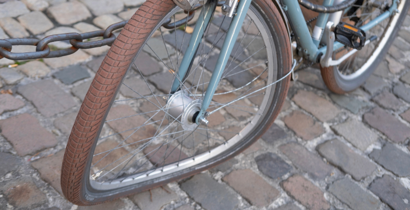 Afbeelding van een fiets met een slag in het wiel