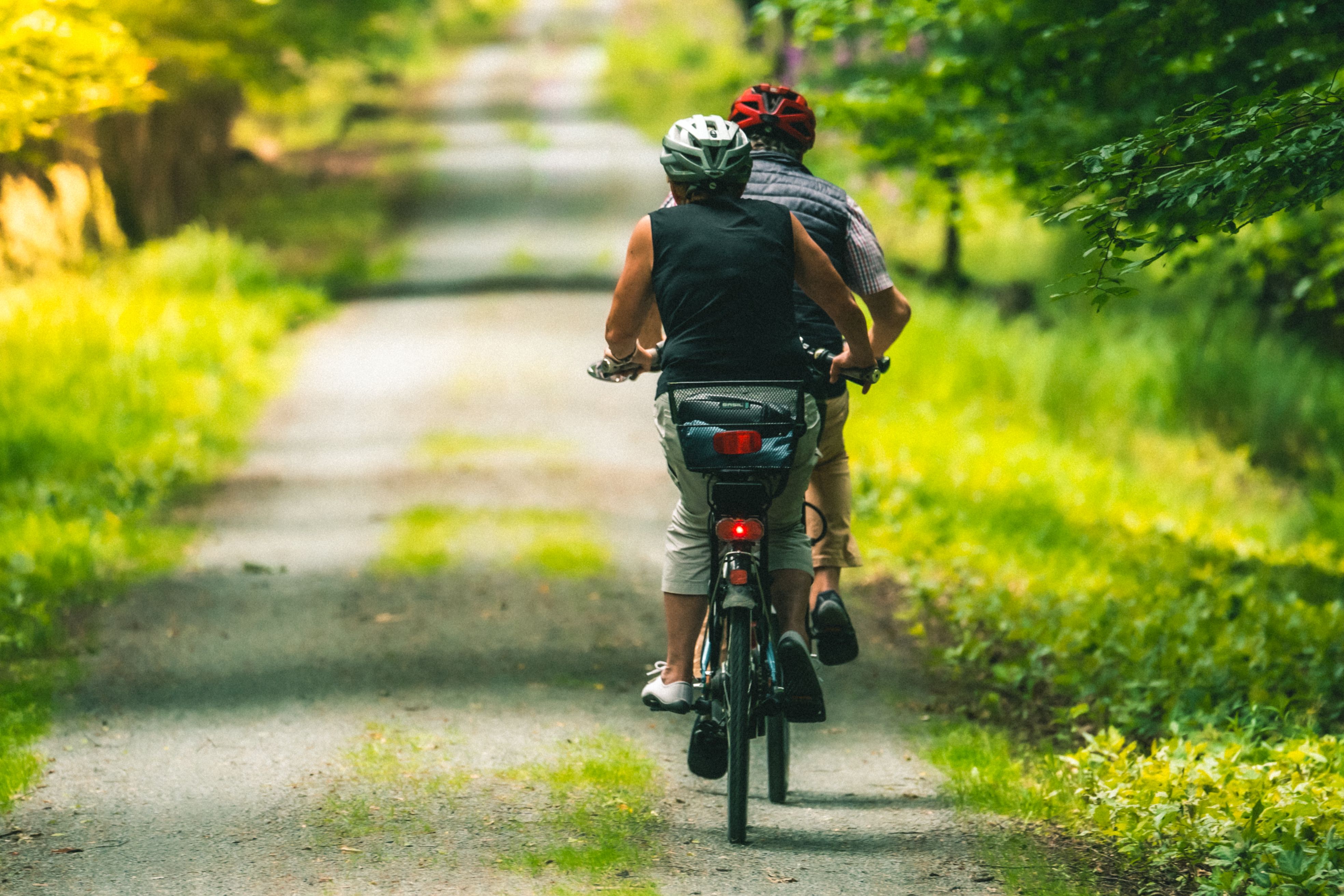 Twee fietsers met een fietsverzekering in Limburg