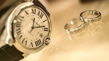 Afbeelding van horloge en twee ringen 